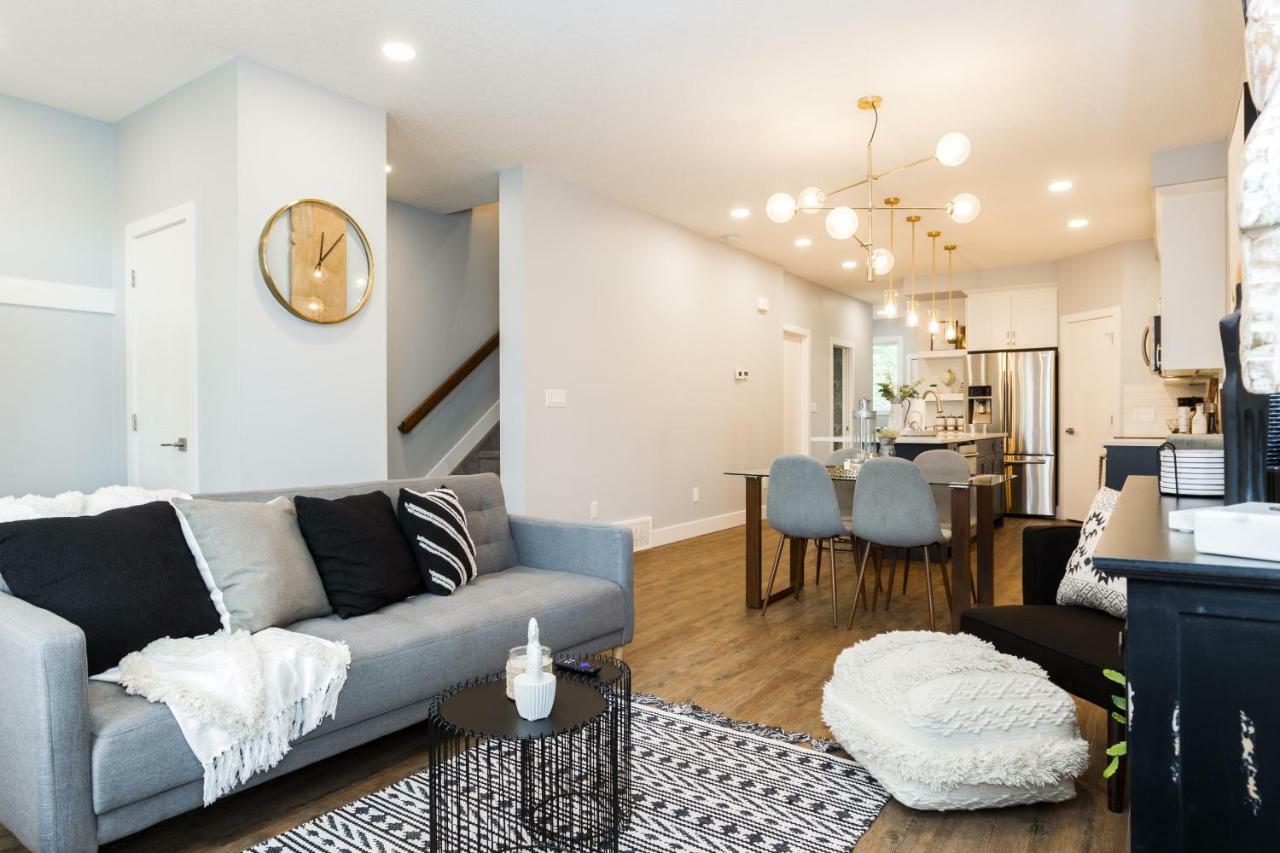 Contemporary Farmhouse Home - King Bed - Double Garage Parking - Free Wifi & Netflix - Long Stays Welcome Эдмонтон Экстерьер фото